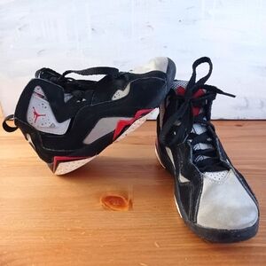 Air Jordan Retro True Flights Boy Size US1Y, UK13.5 EUR32 Black Red Grey